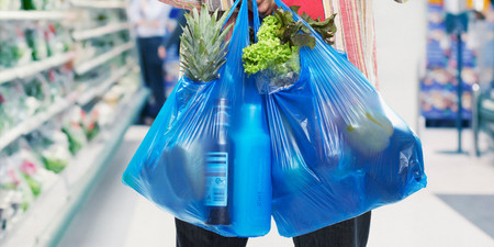 As tendas estarán obrigadas desde 2018 a cobrar polo menos 5 céntimos pola bolsa de plástico 