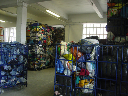 Os galegos tiran 41.000 toneladas de roupa ao ano, que se poderían reciclar