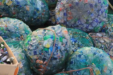 No mundo cómpranse un millón de botellas de plástico por minuto