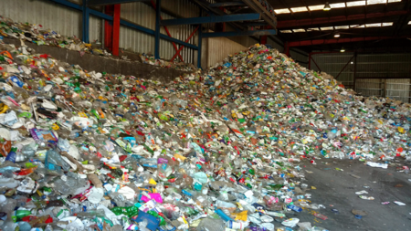 250 grandes empresas únense para reciclar todo o plástico en 2025