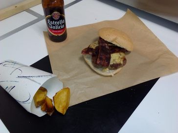 La Fábrica de Milladoiro agasalla os colaboradores da Tropa máis Verde cunha hamburguesa e una cervexa